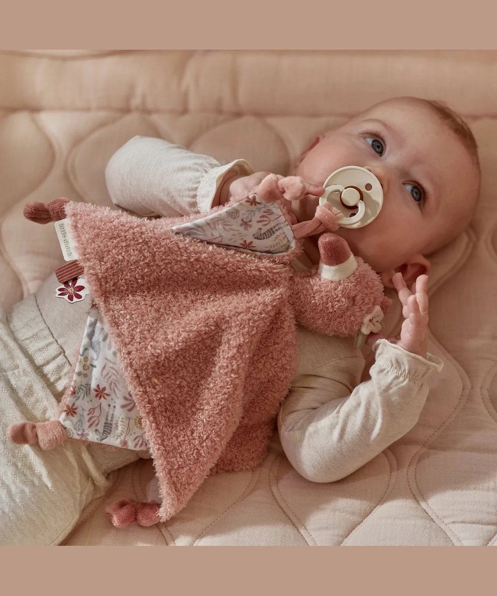 Bébé avec le doudou Attache-tétine Flamant rose de la collection Safari Friends de la marque Little Dutch