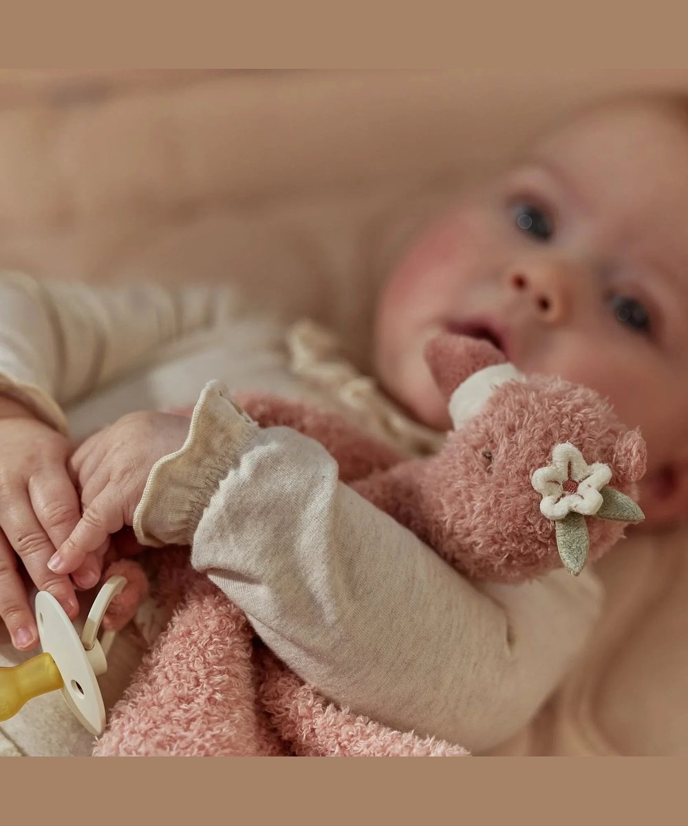 Bébé avec le Doudou Attache-tétine Flamant rose de la collection Safari Friends de la marque Little Dutch