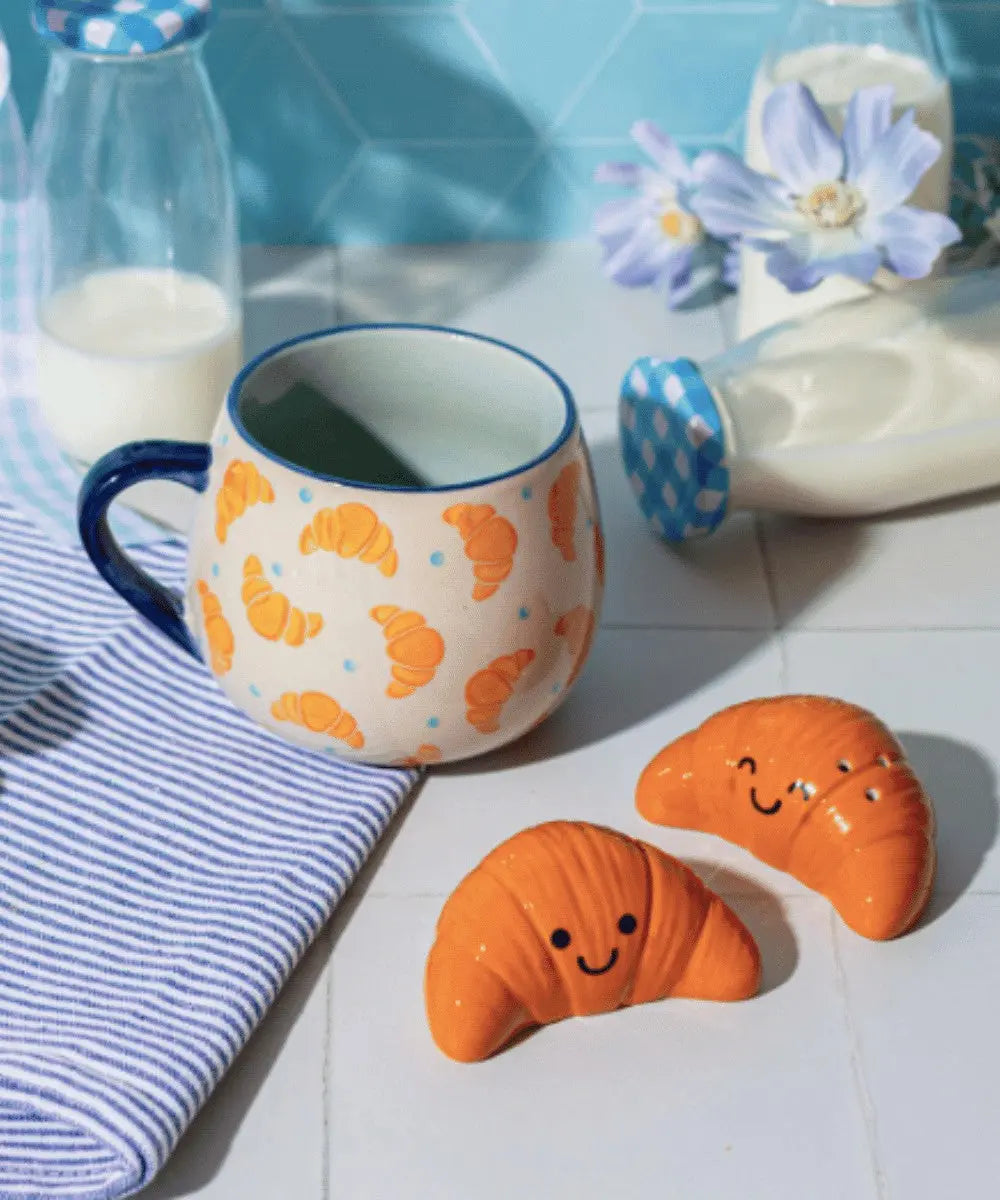 Duo Sel et Poivre Croissant sur une table a coté du mug croissant de la marque Sass & Belle