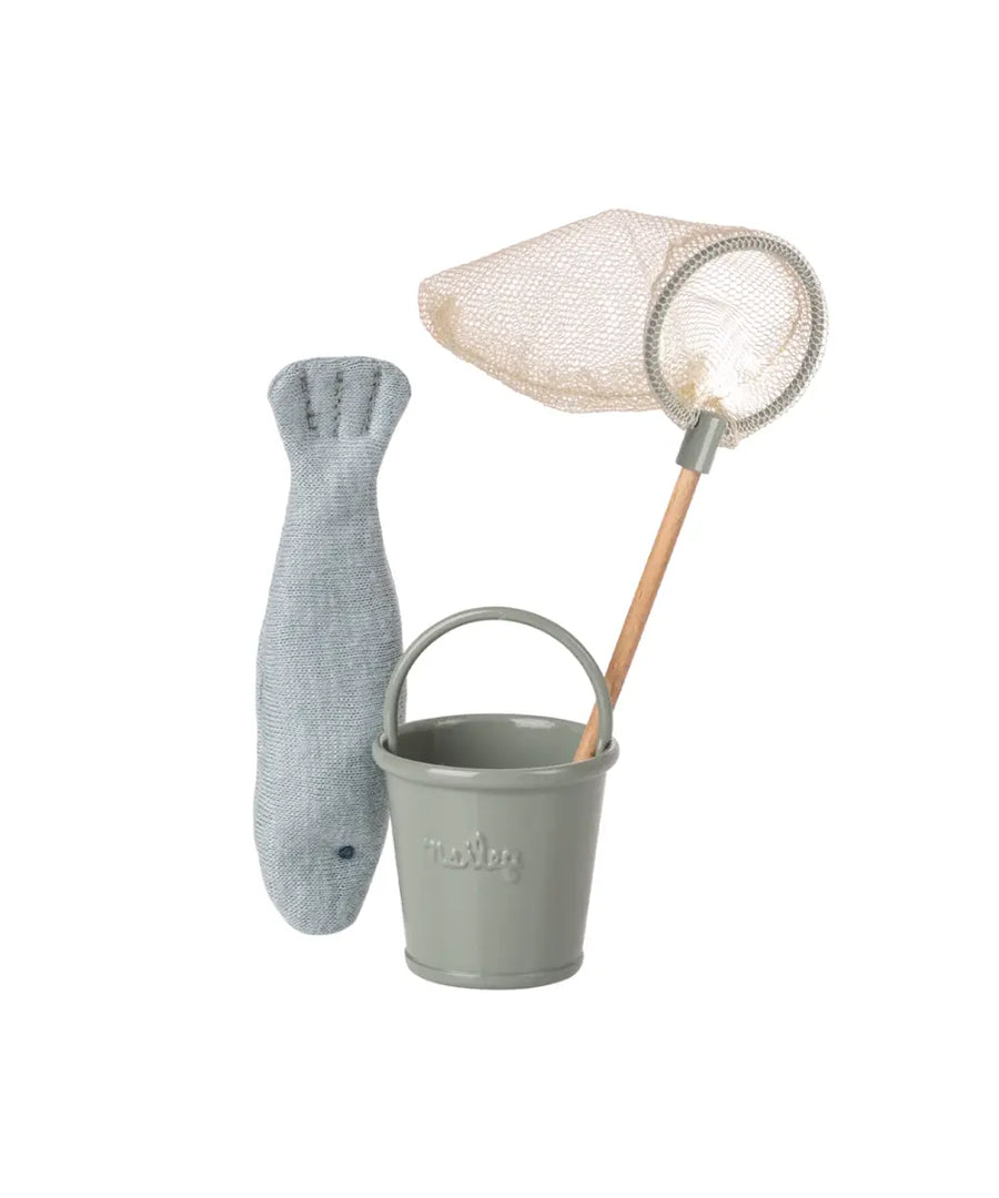 Ensemble de pêche miniature de Maileg sur un fond blanc