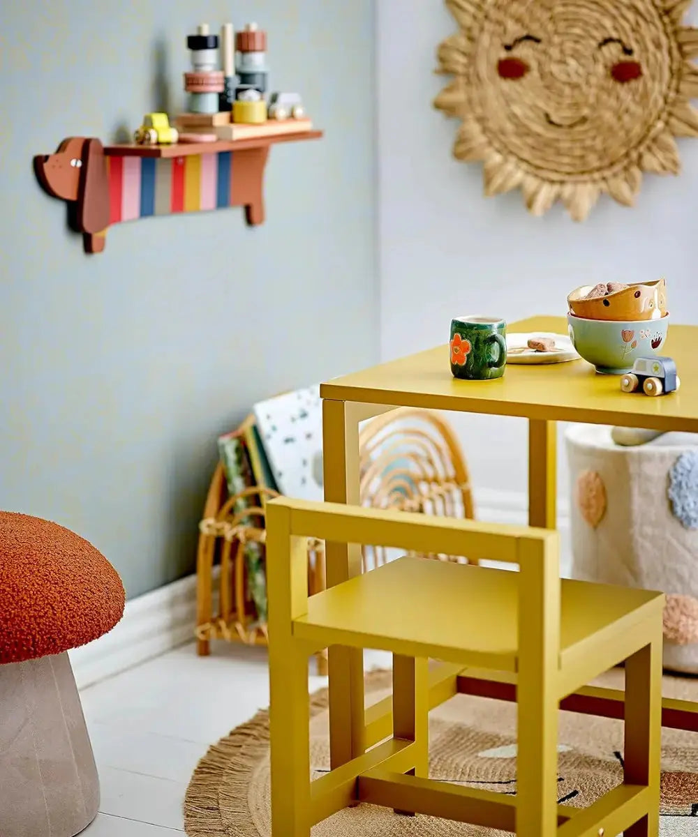 Vue de l'étagère Charlie Teckel de la marque Bloomingville dans une chambre d'enfant.