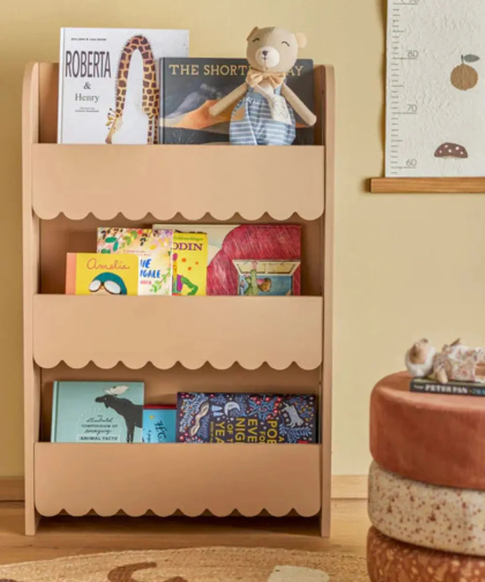 Bibliothèque murale pour enfant Salma en bois brun poussiéreux avec étagères décorées d'arches Bloomingville MINI.