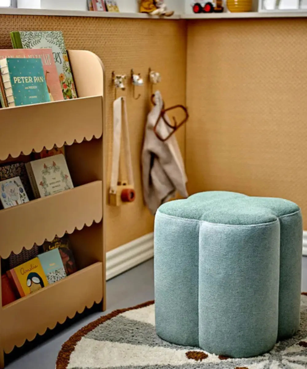 Bibliothèque murale pour enfant Salma en bois brun poussiéreux avec étagères décorées d'arches Bloomingville MINI.
