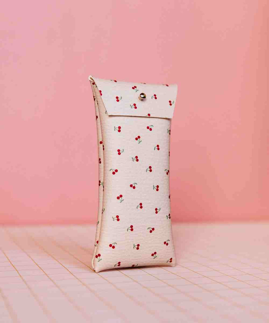 Étui à lunettes Cerises - Nude, vue en situation
