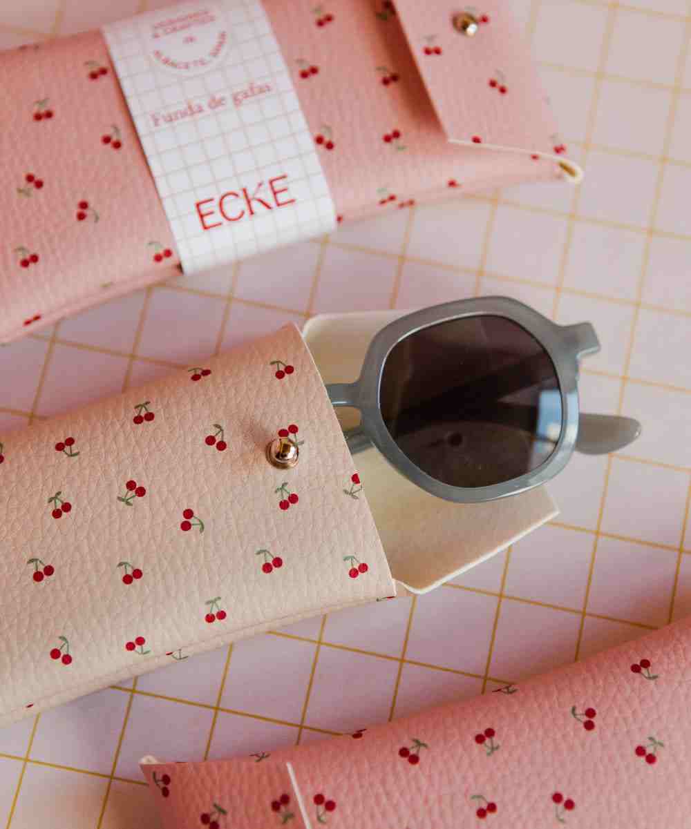 Étui à lunettes Cerises - Nude, vue en situation a coté d'autres étuis de la marque ECKE