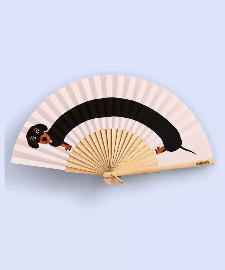 Éventail Cuikui Chien Teckel sur fond crème, manche bois, 42 cm déplié.