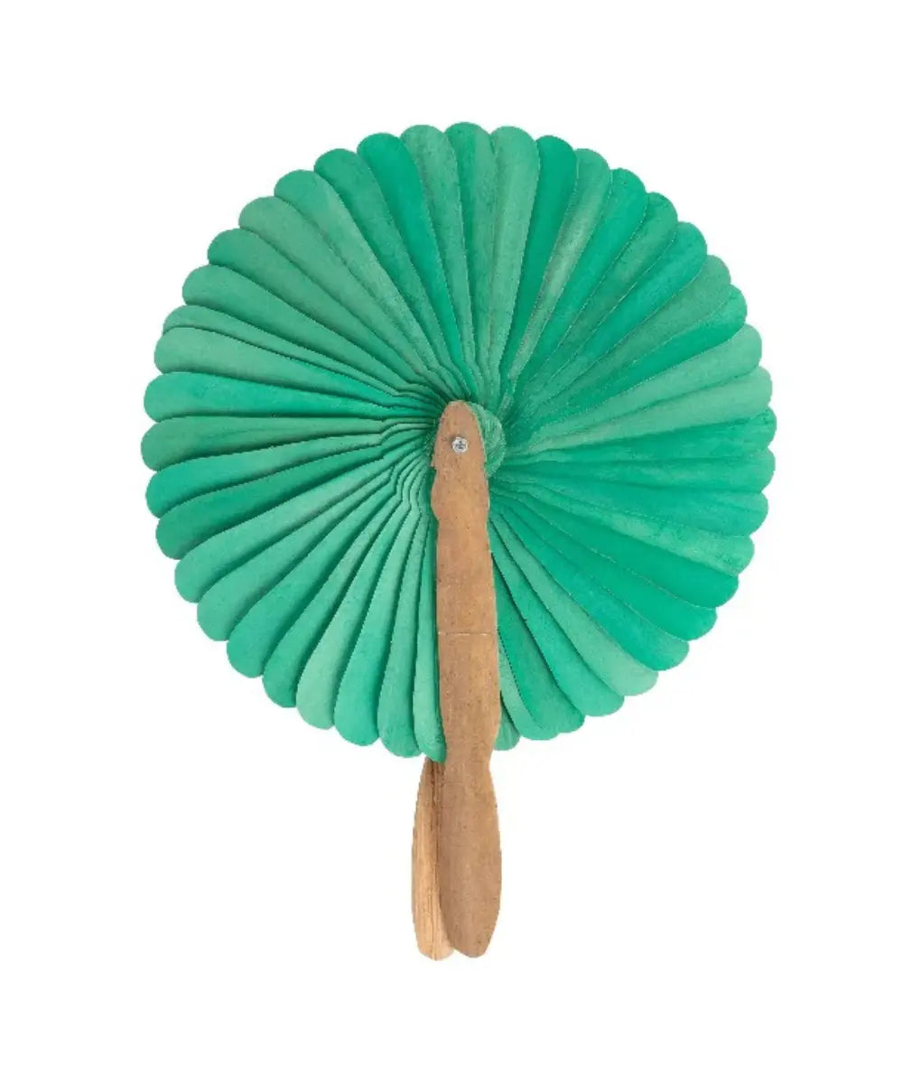 Éventail à main traditionnel en feuilles de palmier tressées vert émeraude Kep par The Nice Fleet.