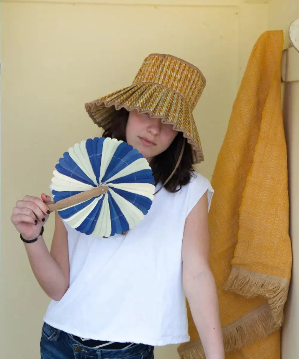 Éventail à main traditionnel en feuilles de palmier tressées Kep par The Nice Fleet.