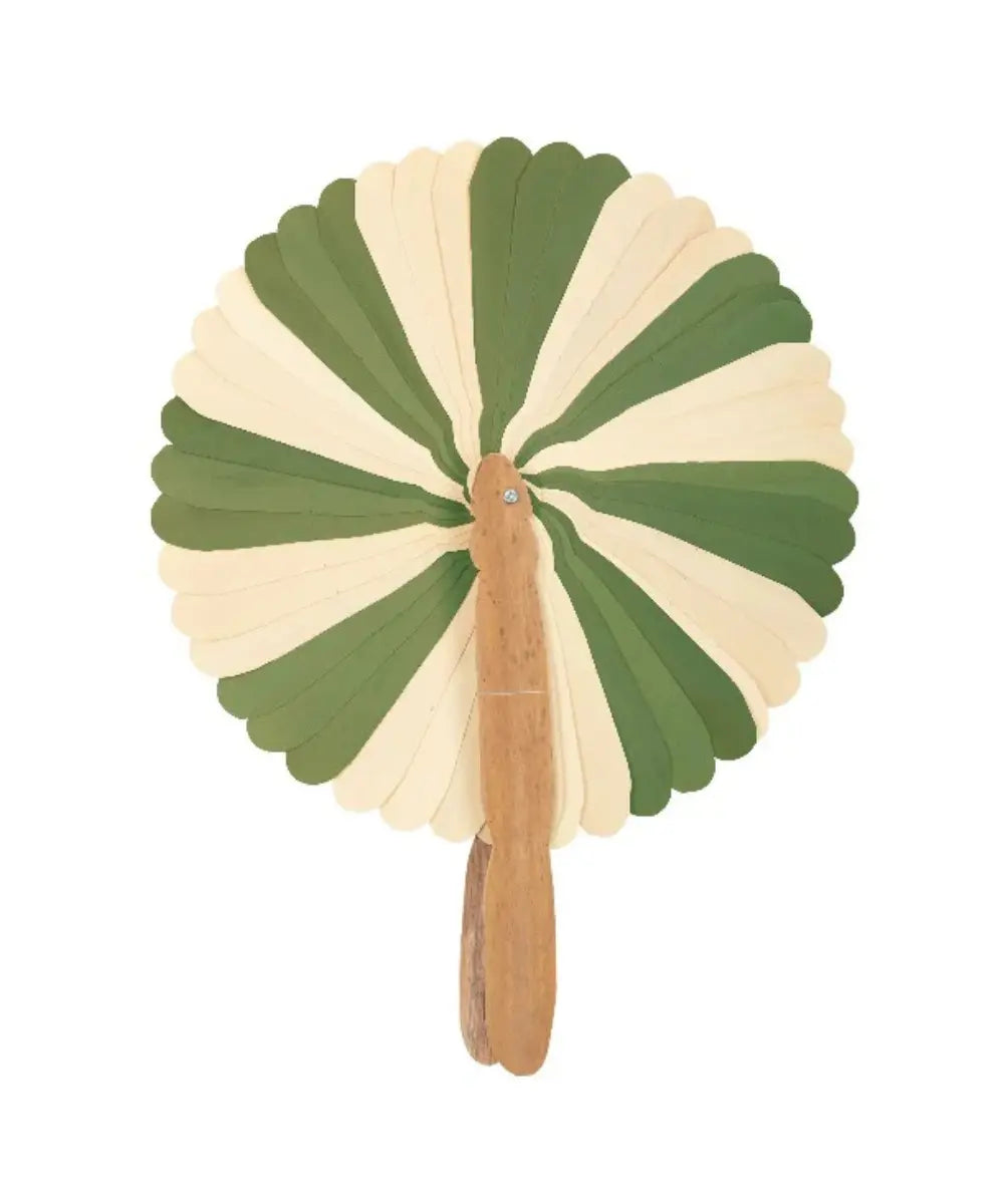 Éventail à main traditionnel en feuilles de palmier tressées vert khaki Kep par The Nice Fleet.