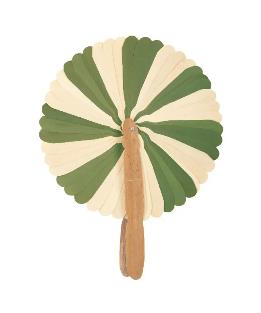 Éventail à main traditionnel en feuilles de palmier tressées vert khaki Kep par The Nice Fleet.