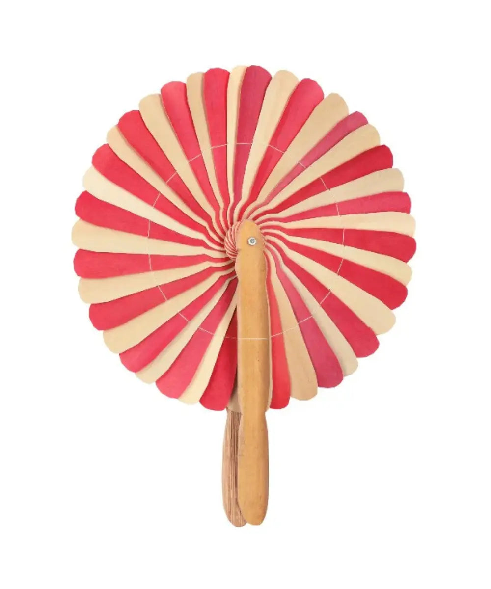 Éventail à main traditionnel en feuilles de palmier tressées rouge Kep par The Nice Fleet.