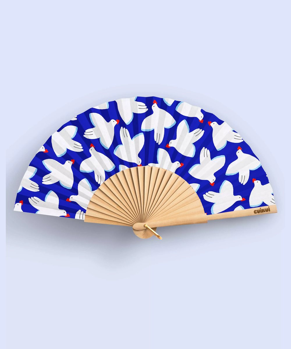 Éventail Cuikui Paloma motif colombes blanches cœurs rouges sur fond bleu marine, manche bois, 42 cm déplié.