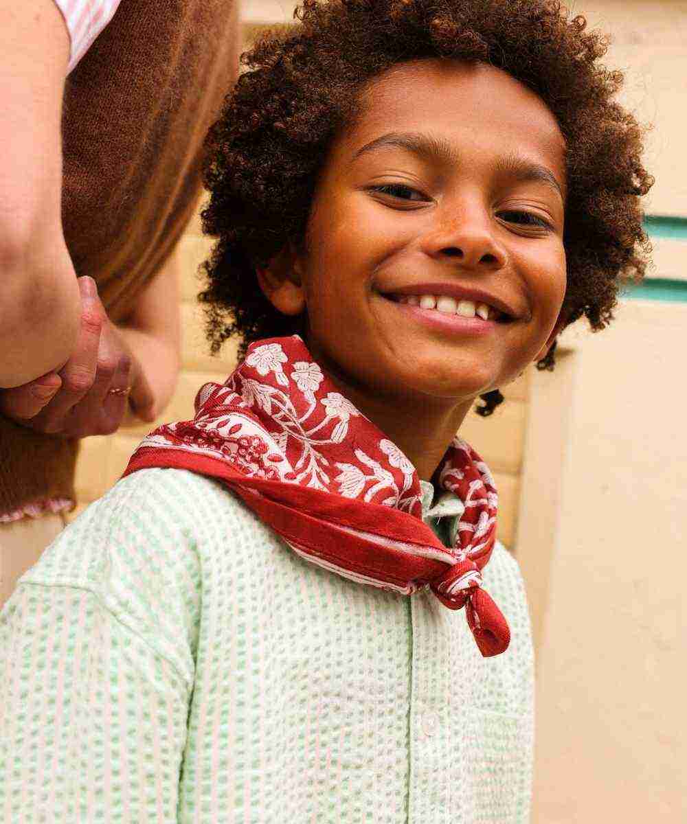 Petit foulard Calcutta Pourpre de la marque So Family porté par un enfant
