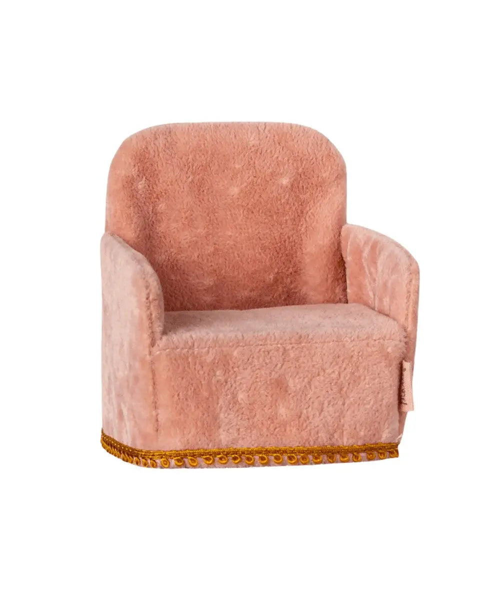 Fauteuil rose pour souris Maileg sur fond blanc