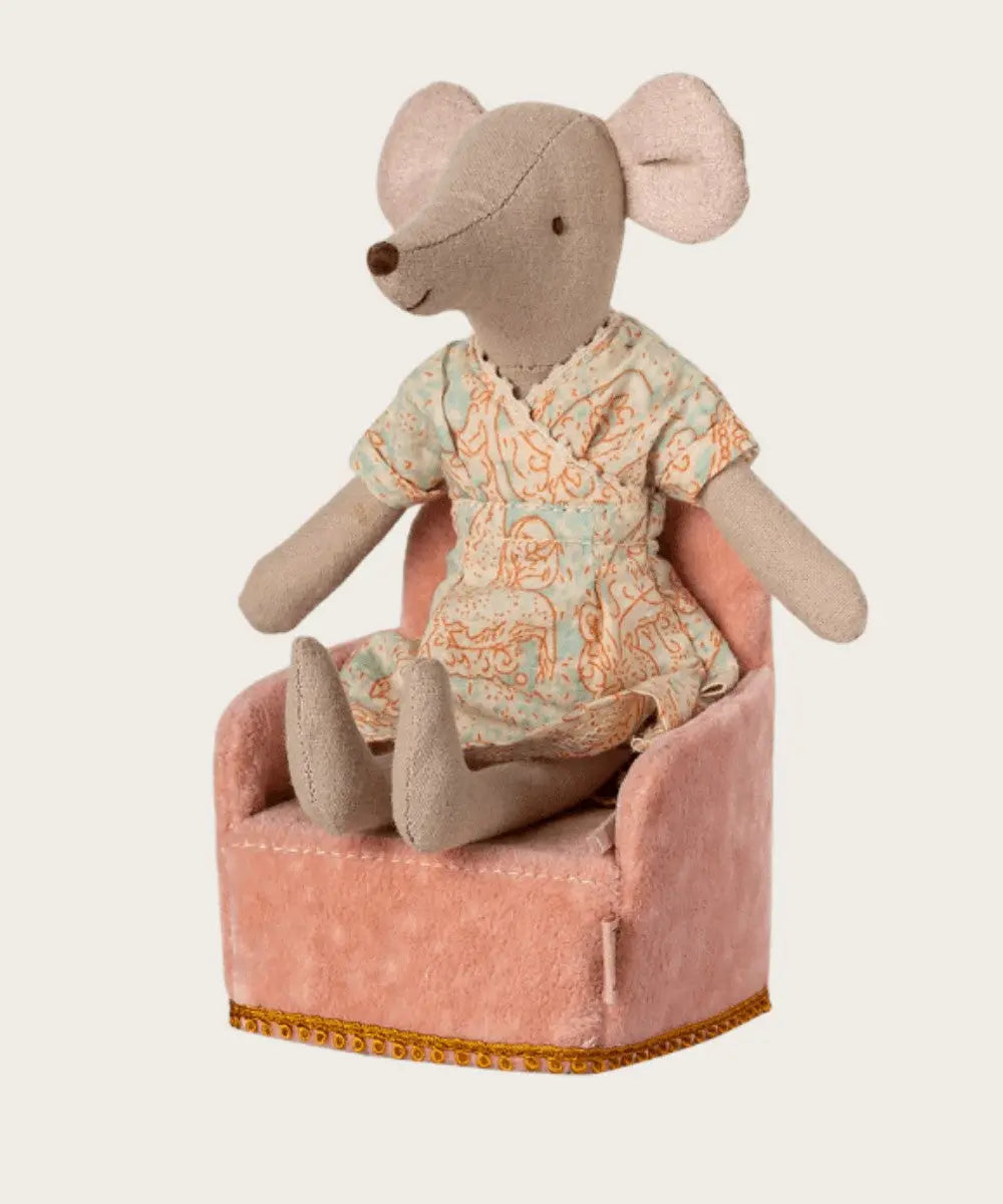 Souris Maileg assise sur le fauteuil en velours rose