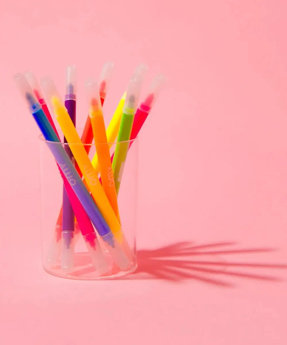 Pochette de 9 feutres fluo double pointe dans leur boite pot a crayons par omy.