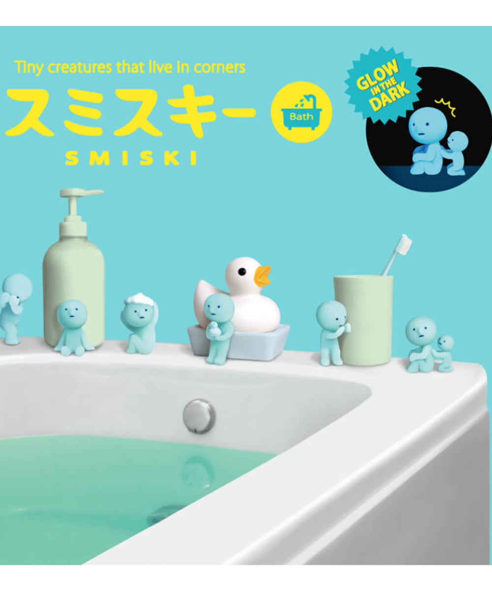 Smiski Bath phosphorescents dans leurs poses de salle de bain