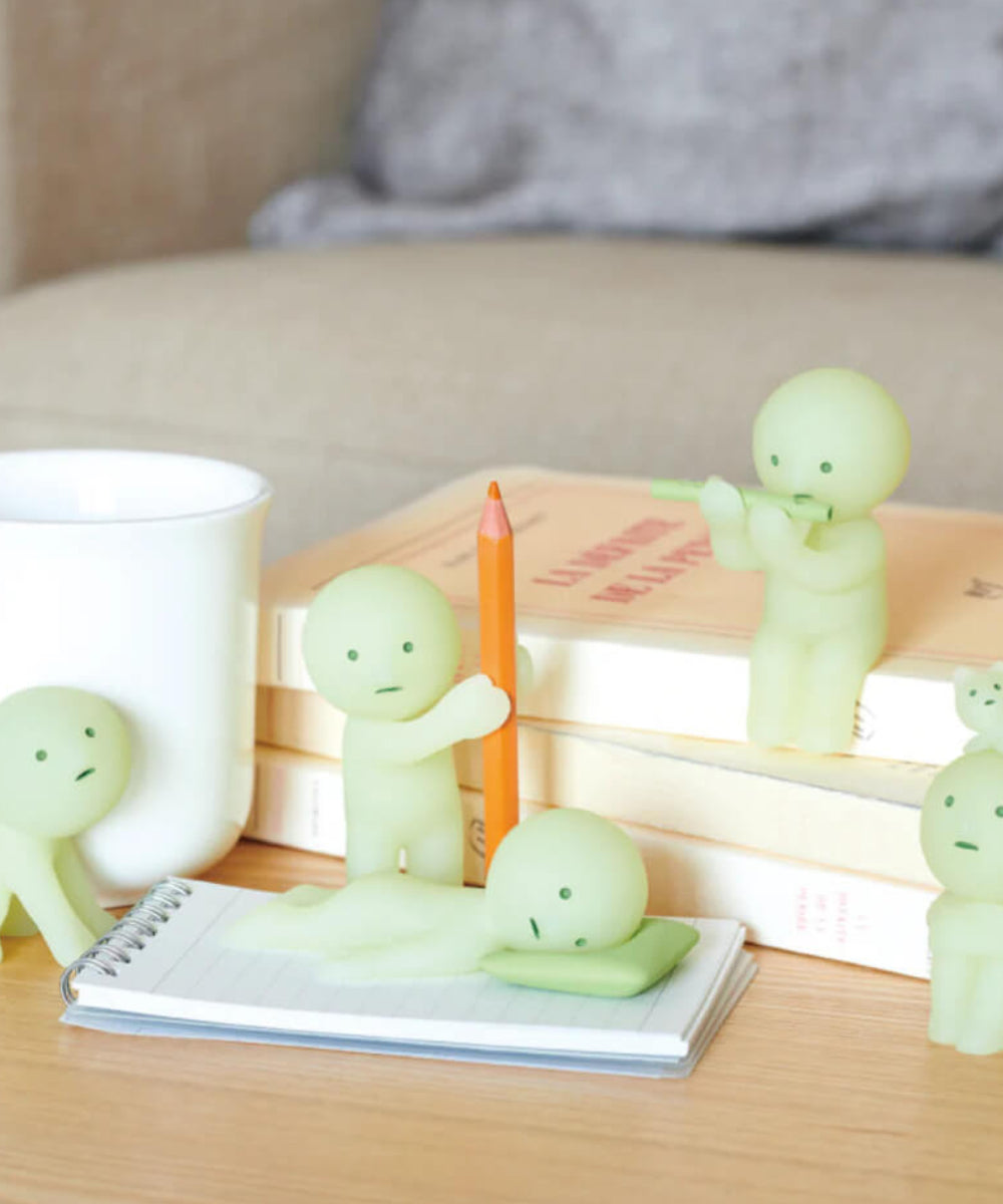 Figurines Smiski Living dans leurs poses de salon