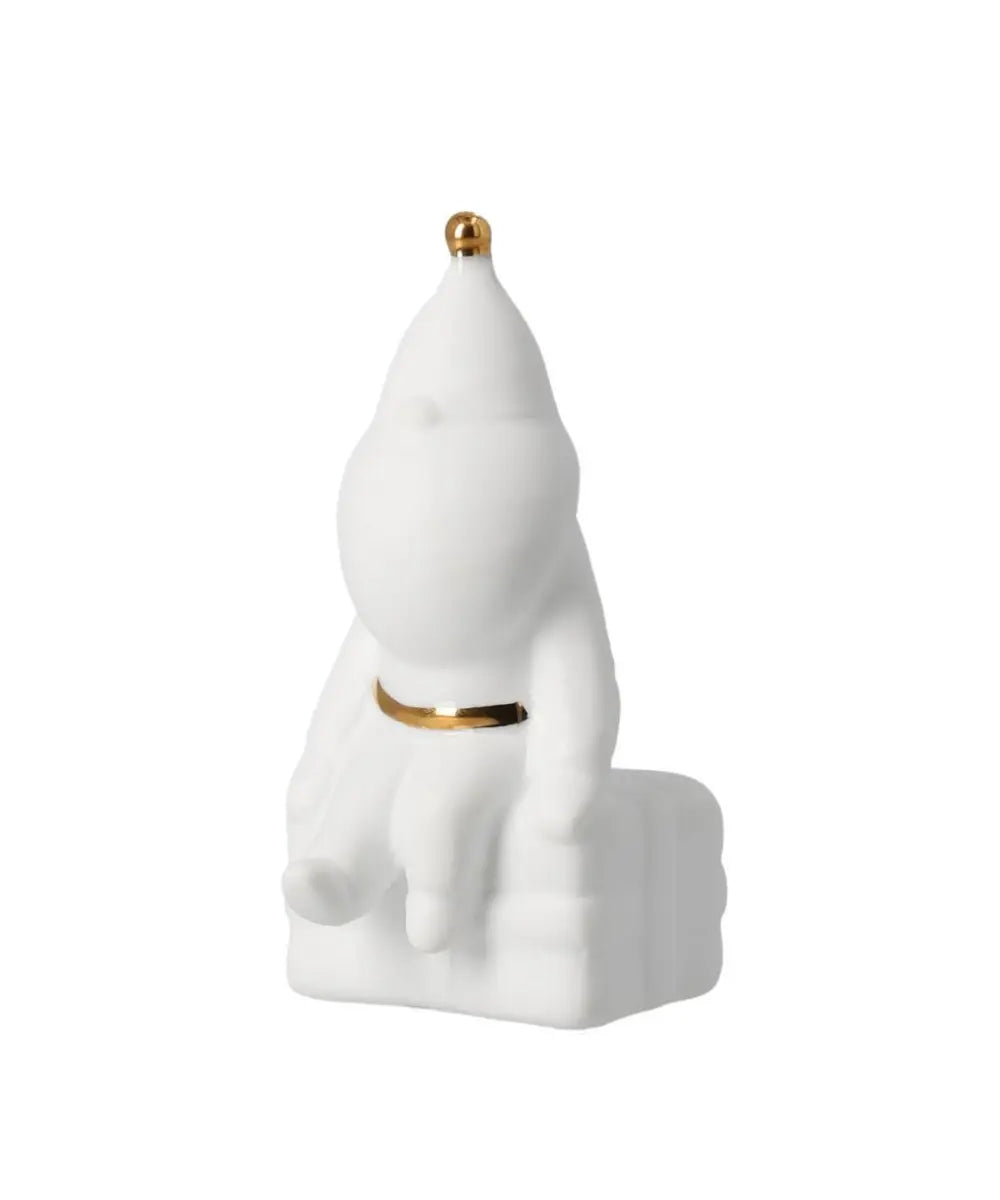 Figurine en porcelaine blanche pere noel assis de la marque rader avec details dores.