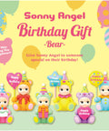 Sonny Angel Birthday Bear et sa boîte mystère sur fond clair