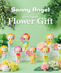Sonny Angel Flower Gift et sa boîte mystère sur fond clair