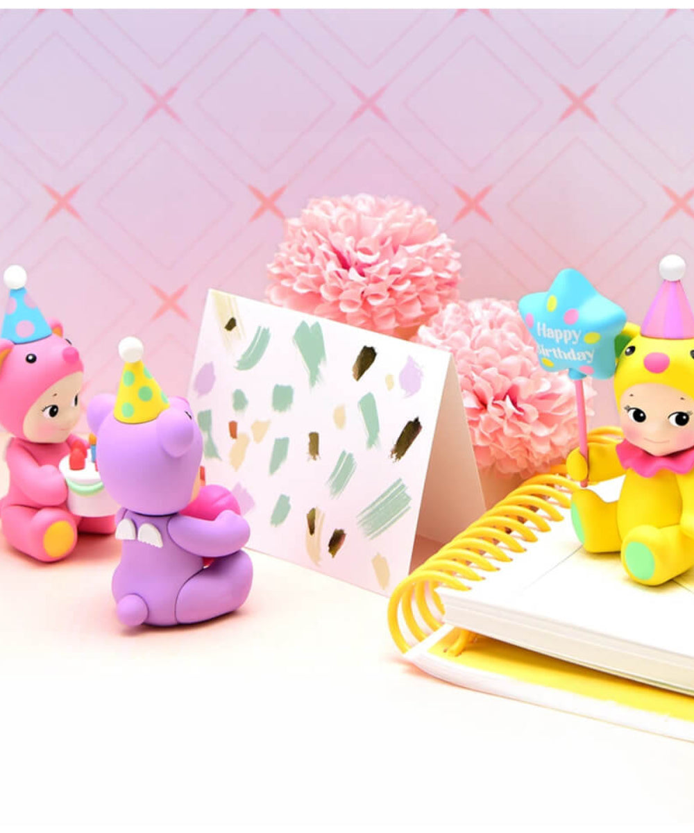 Sonny Angel Birthday Bear avec ballon, gâteau et cadeaux