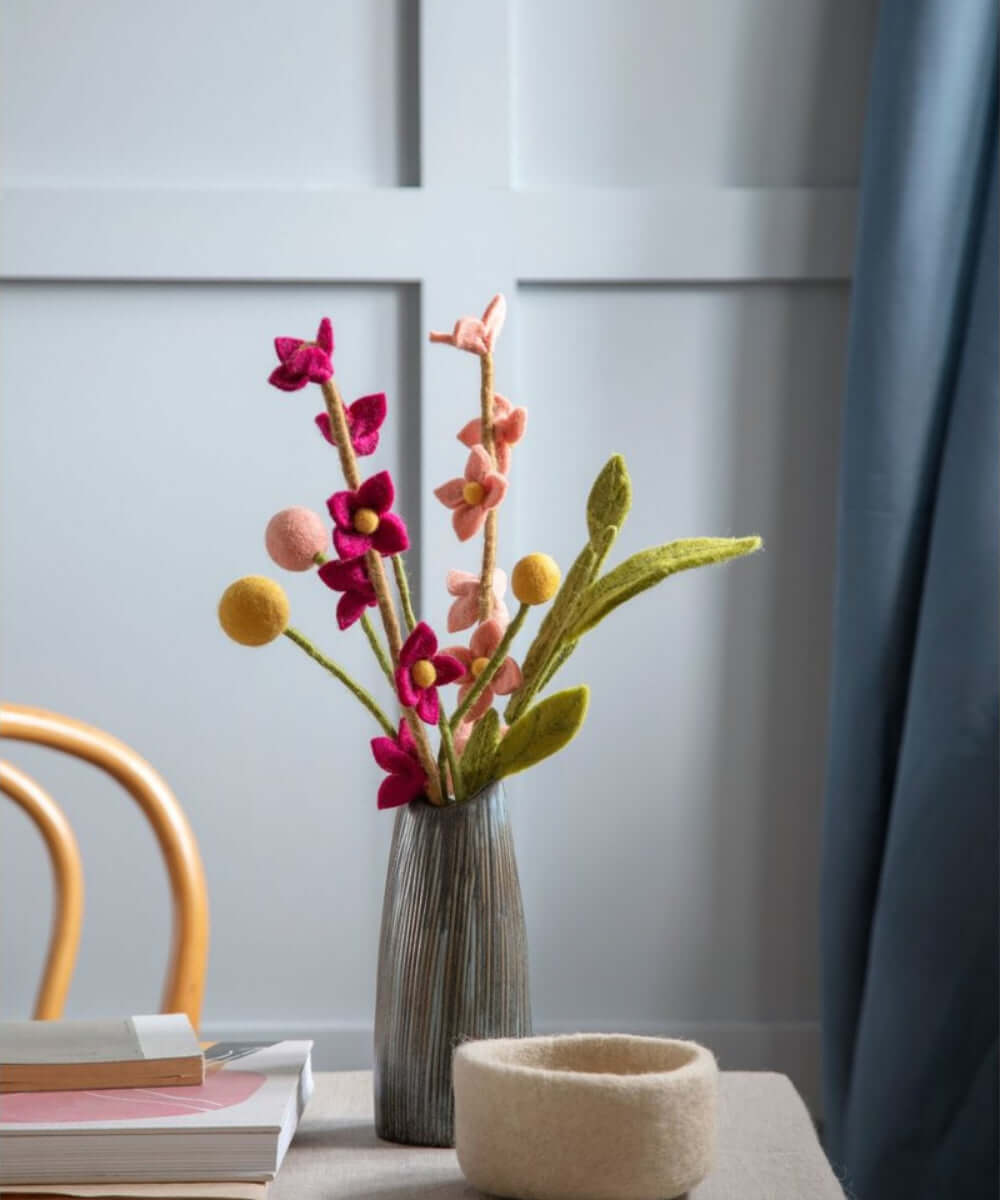 Gros plan en situation de Fleur décorative jaune clair diamètre 2 de la marque Gry & Sif