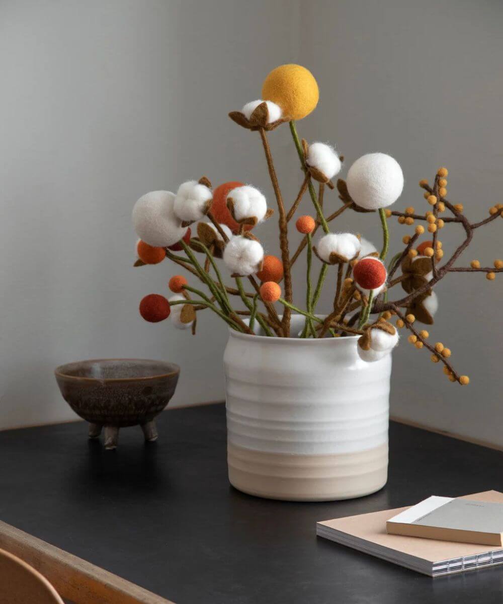 Gros plan en situation de Fleur décorative orange diamètre 2 de la marque Gry & Sif