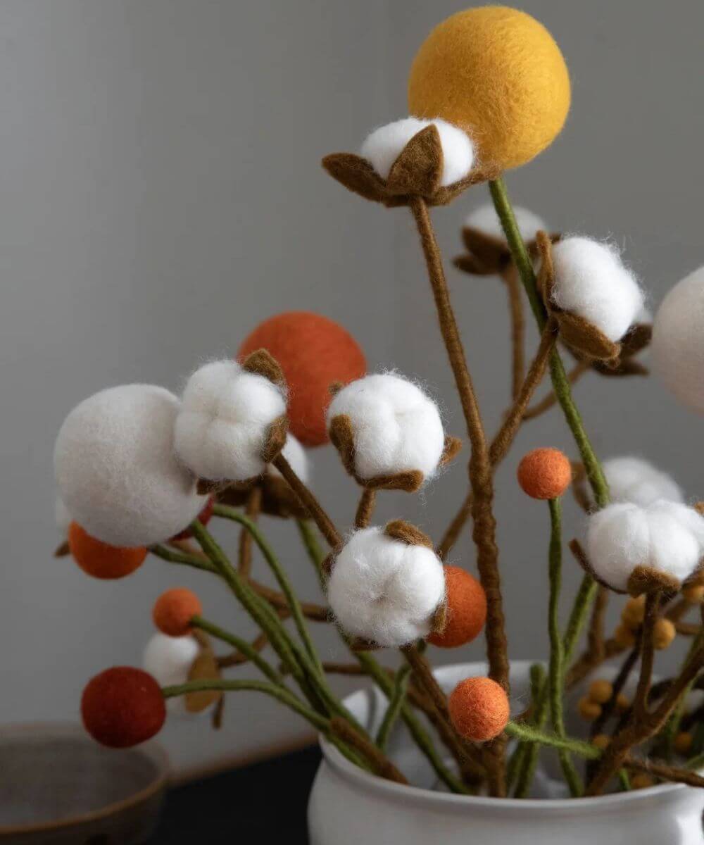 Gros plan en situation de Fleur décorative orange diamètre 2 de la marque Gry & Sif