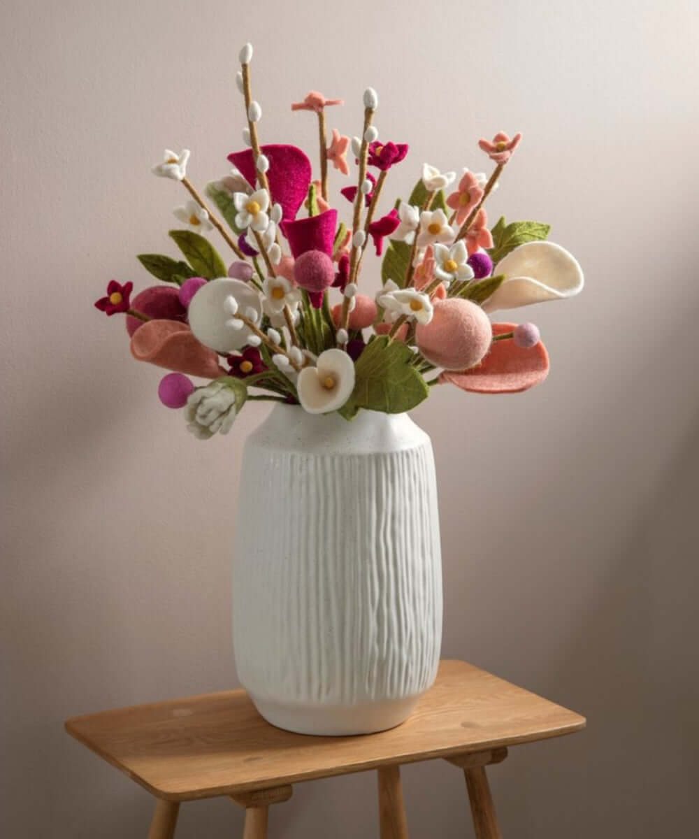 Gros plan en situation de Fleur décorative rose vif diamètre 2 de la marque Gry & Sif