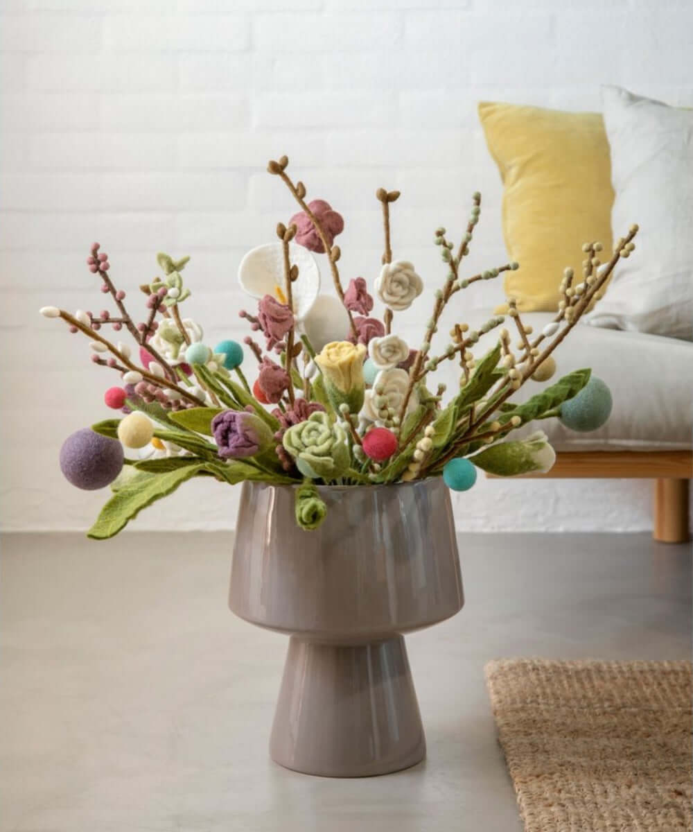 Gros plan en situation de Fleur décorative rose vif diamètre 2 de la marque Gry & Sif