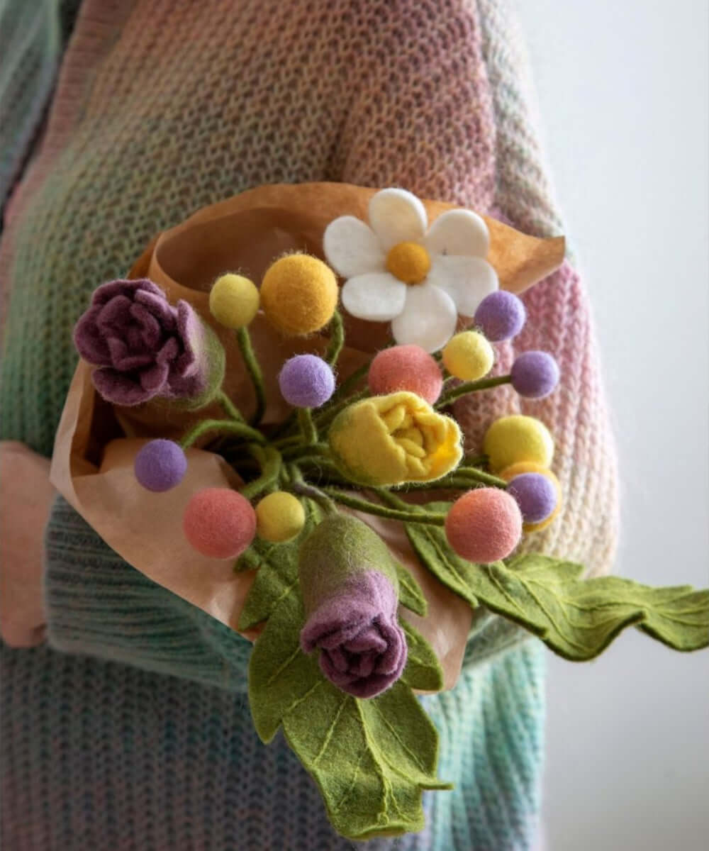 Gros plan en situation de Fleur décorative rouge poudré diamètre 2 de la marque Gry & Sif