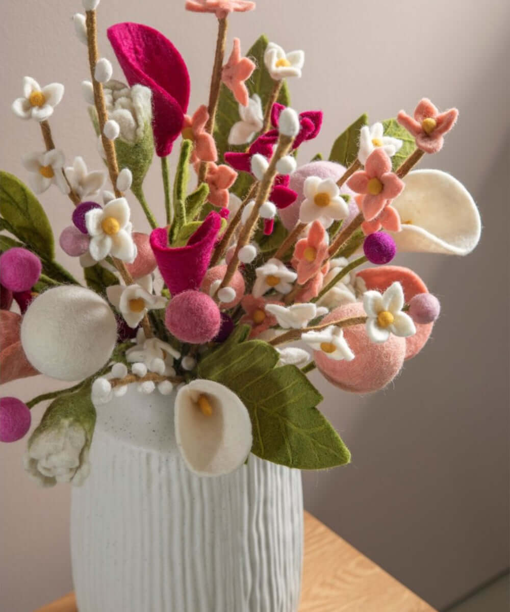 Gros plan en situation de Fleur décorative rouge poudré diamètre 2 de la marque Gry & Sif