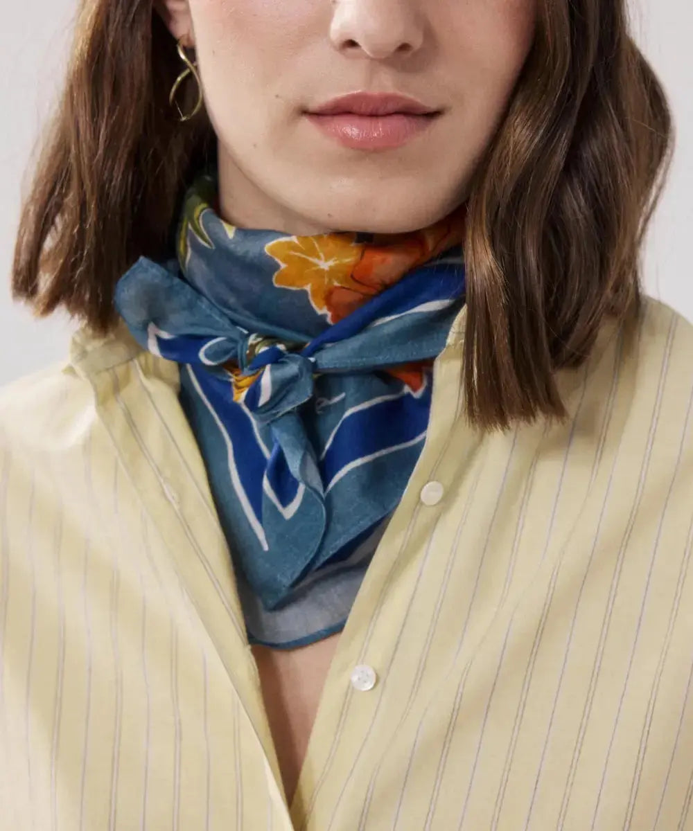 Femme portant le Foulard bandana Costa Rica Bleu denim de Hartford