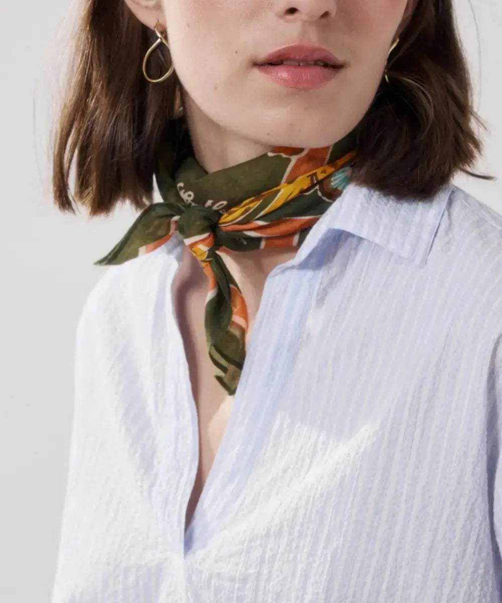Femme portant le Foulard bandana Costa Rica olive de la marque Harford