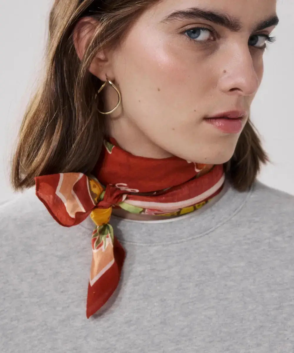Femme portant le Foulard bandana Costa Rica Rouge de Hartford