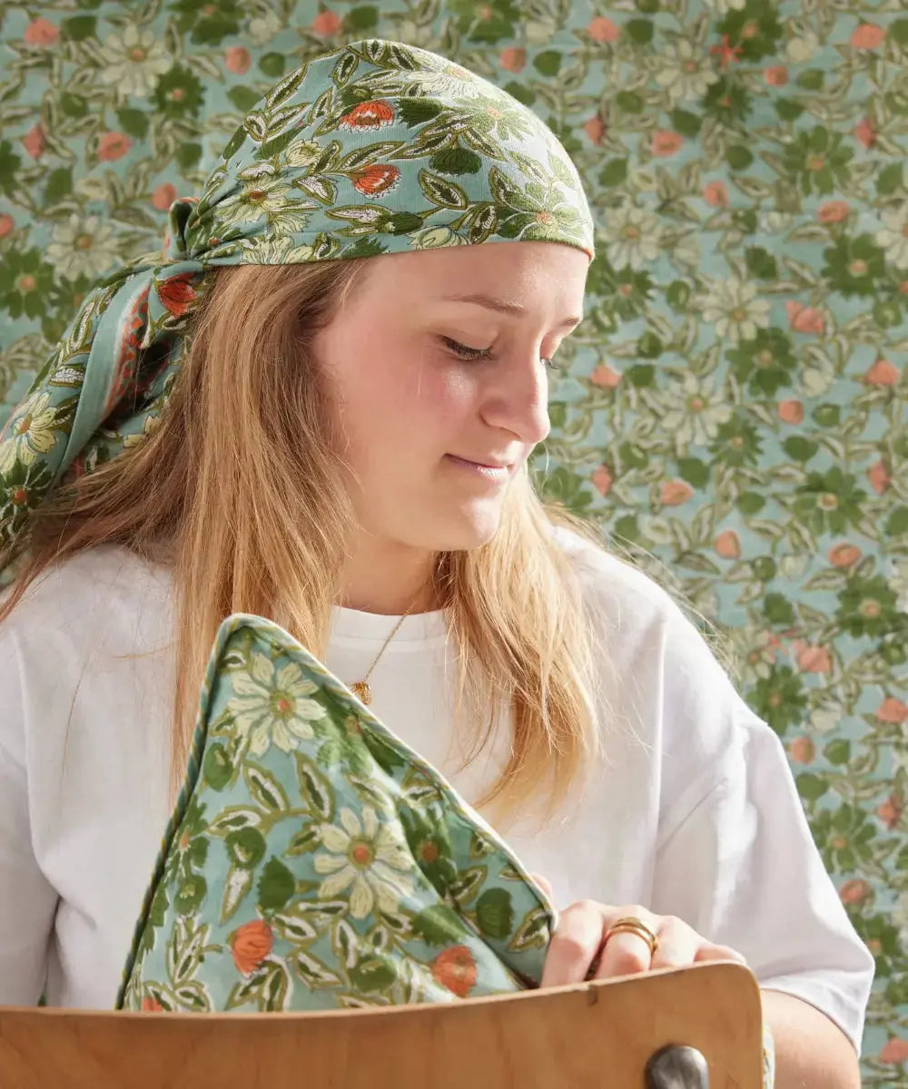 Photo portée du foulard indien Meera Blue de Bonheur du Jour