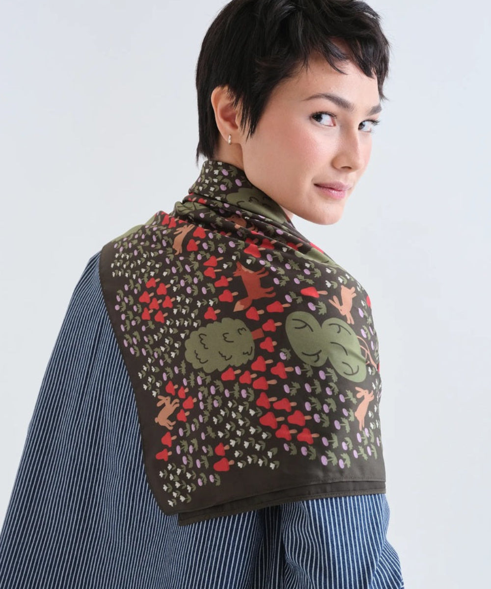 Foulard fleuri vert et rouge de Compañía Fantástica