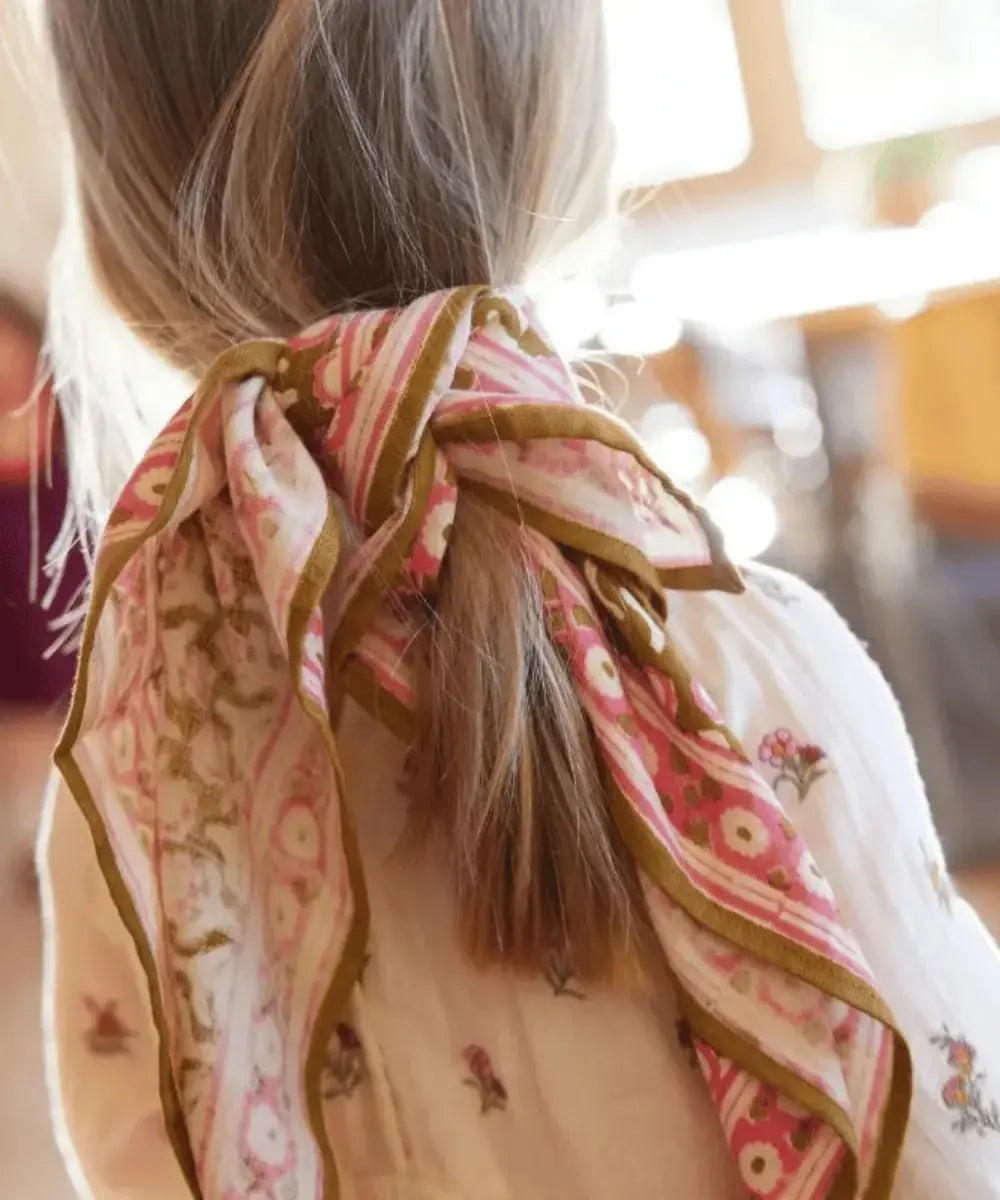 Foulard Isha Absynthe porté dans les cheveux par un enfant