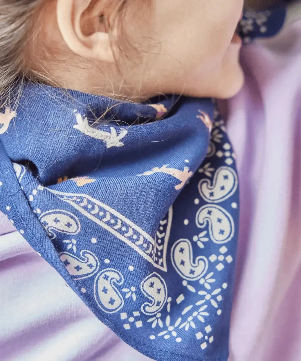 Zoom sur le foulard Bonheur du Jour porté autour du cou d'un enfant