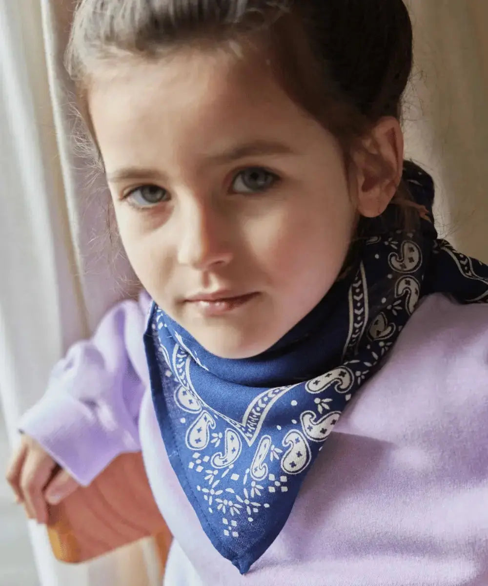 Enfant portant le petit foulard Teckel Indigo de Bonheur du Jour