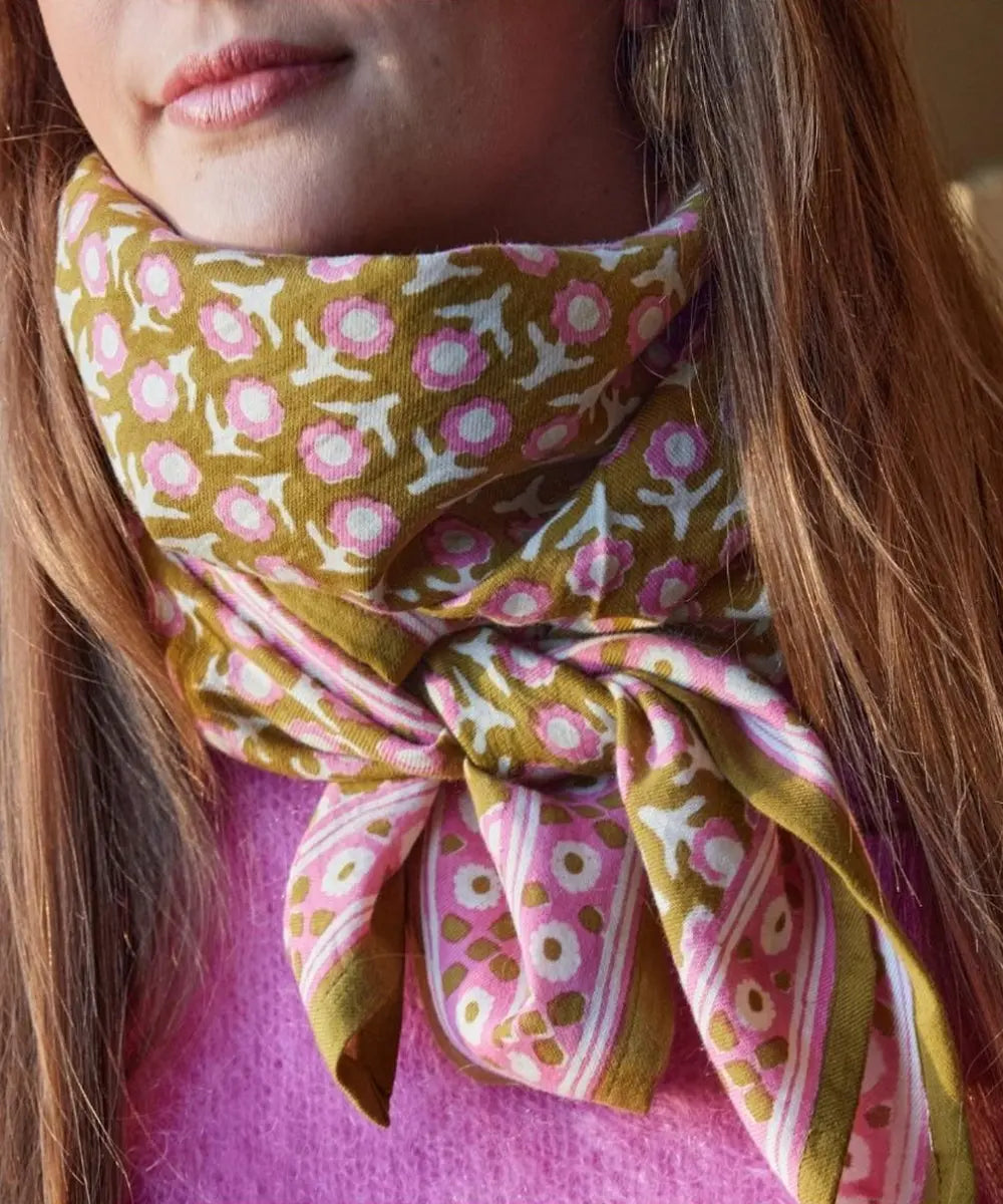 Foulard Isha Absynthe Bonheur du Jour porté autour du cou