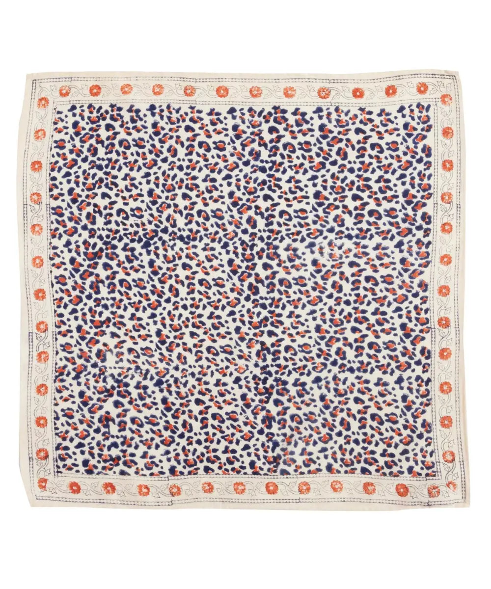 Grand foulard indien imprimé Léopard de la marque Bonheur du jour sur fond blanc