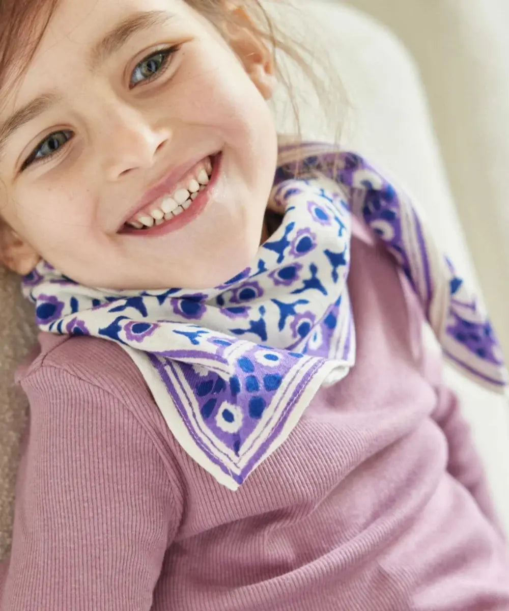 Petit foulard indien Isha Cassis de la marque Bonheur du Jour porté par une petite fille