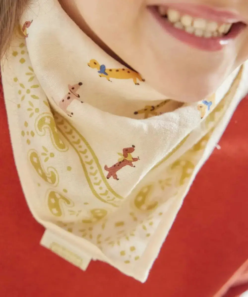 Foulard Teckels Ecru de Bonheur du jour porté par un enfant