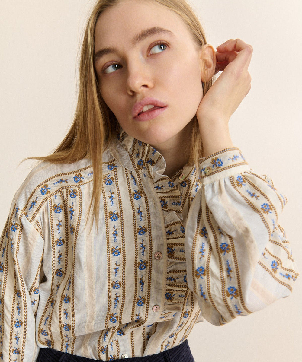 Blouse brodée Denis Écru portée de face, détail du col mao