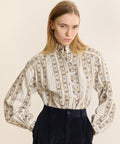 Blouse brodée Denis Écru portée avec un pantalon marine