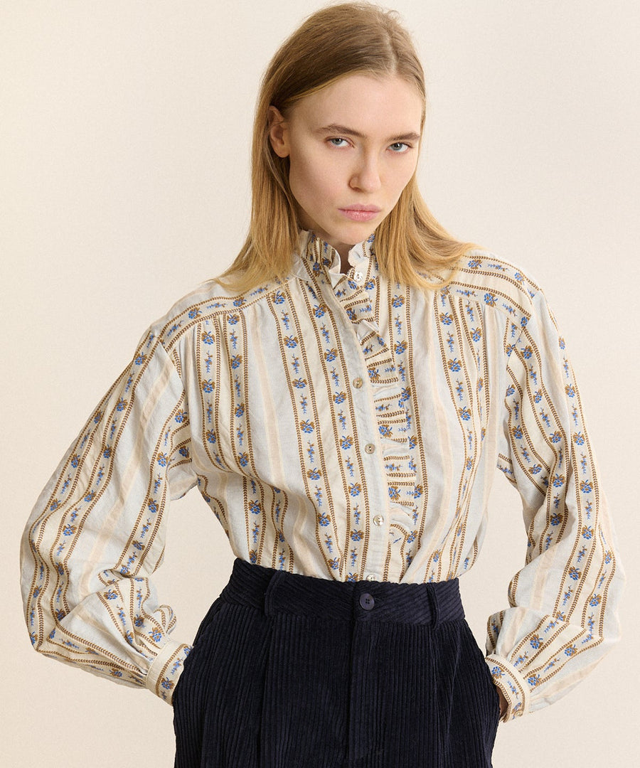 Blouse brodée Denis Écru portée avec un pantalon marine
