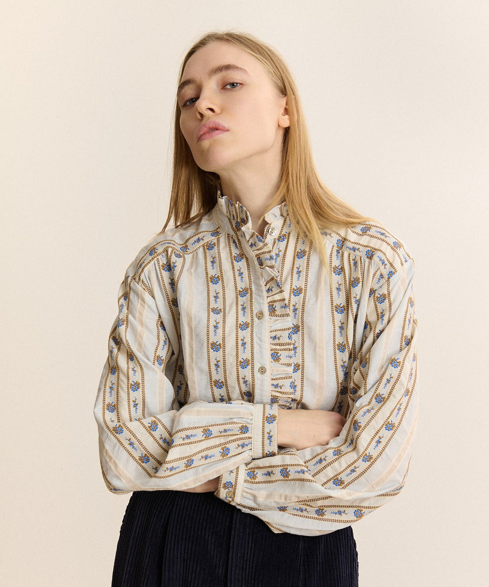 Blouse brodée Denis Écru portée de trois quarts, manches longues et fronces
