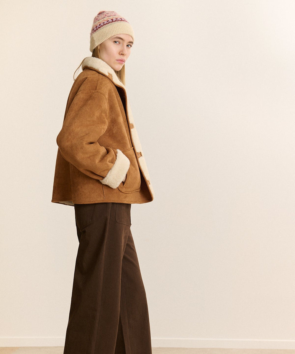 Manteau court Dulce Camel porté de profil